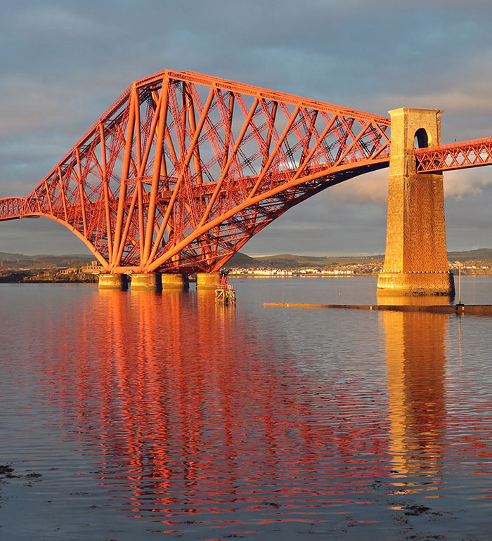 Please write me a sonnet on the subject of the Forth Bridge